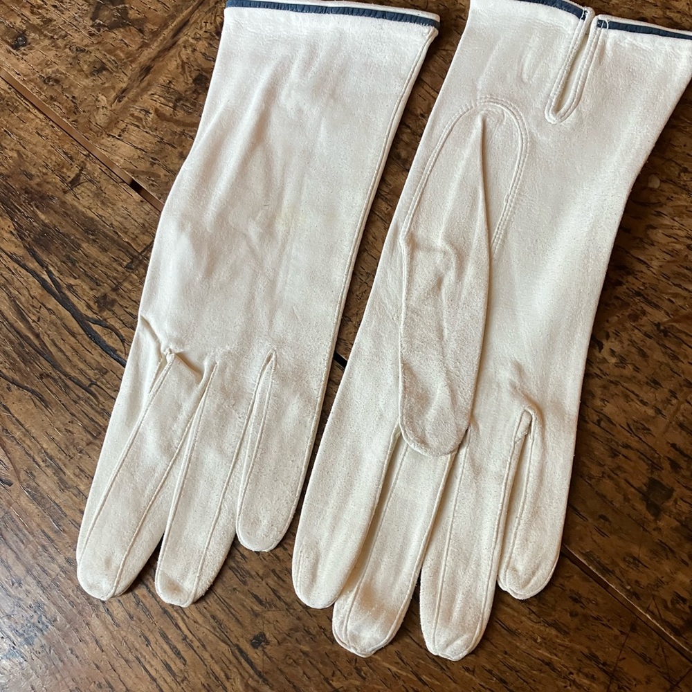Elegant Cream Gloves